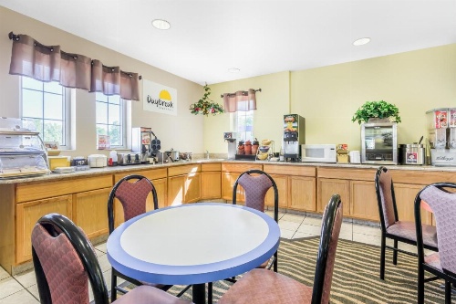 Days Inn by Wyndham Des Moines Merle Hay image 10